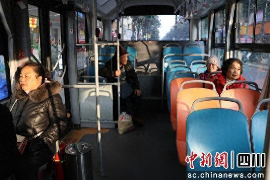 市民乘坐免费公交。 罗天琪 摄