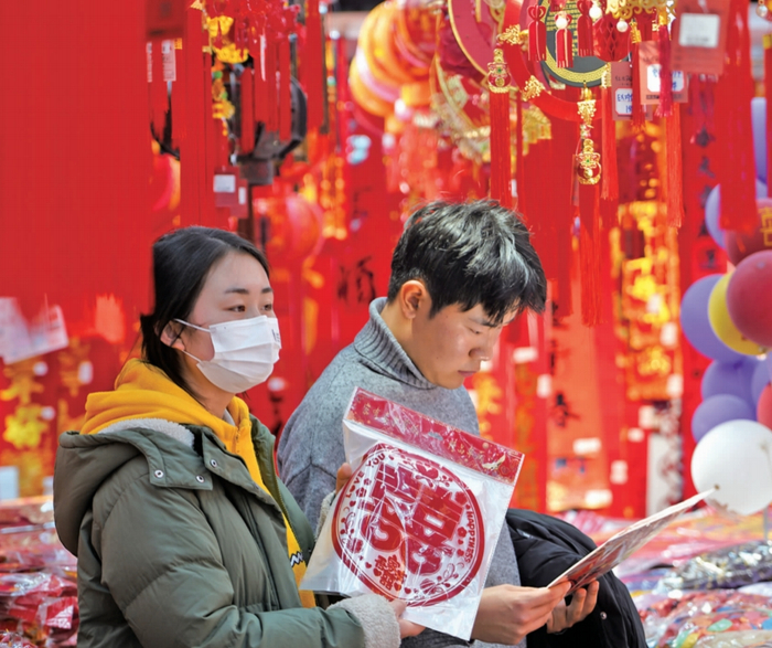 市民正在选购年货 供图