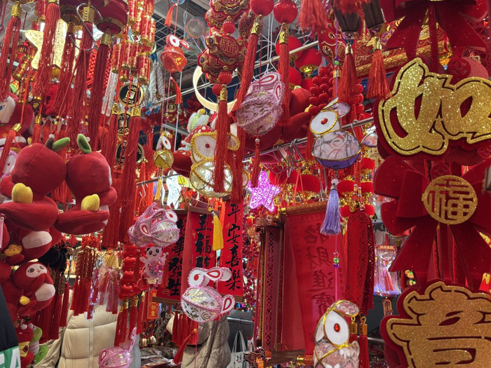 2025年1月23日，上海福佑商厦，家家店铺挂满了新春饰品。