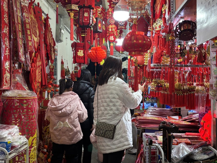 2025年1月23日，上海福佑商厦，过道狭窄，市民边走边挑。