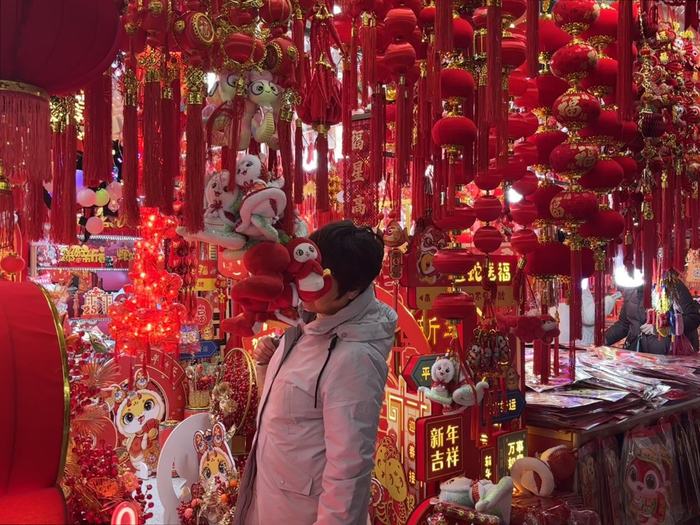 2025年1月23日，上海福佑商厦外，市民正在选购新春饰品。本文图片均为 澎湃新闻记者 邹佳雯 摄