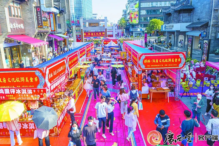 “五一”期间，桂林市正阳东西巷历史街区推出系列活动，吸引不少市民和游客前来游览。王战飞 摄