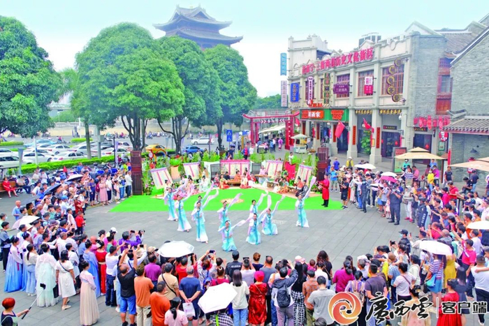 三街两巷的古风雅集国风表演让市民感受到中华传统文化之美。广西云-广西日报记者 徐天保 摄