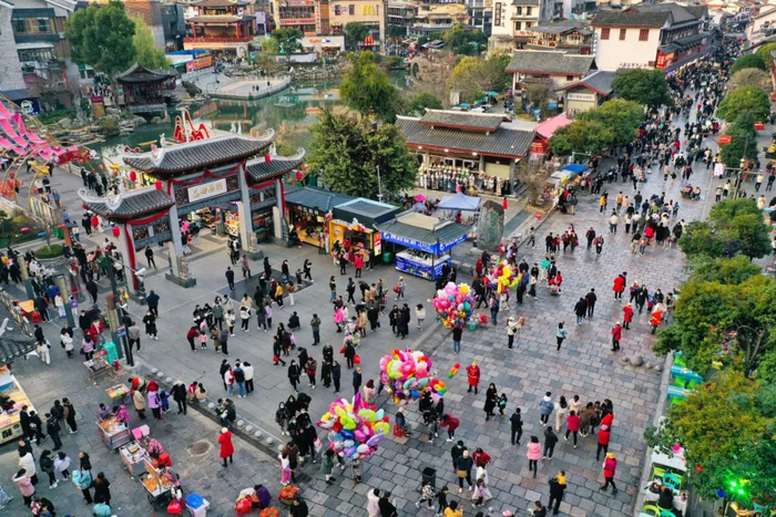 春节期间，众多游客来到阳朔西街游玩，乐享假日。李忠波 摄