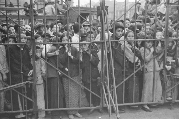 1937年前后，上海法租界外的难民。（图源小红书@银矿）