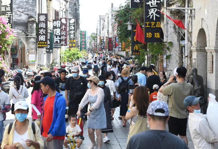 游客在北海老城参观游览。李君光 摄