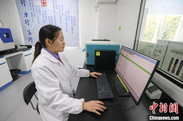 1月24日，贵州省贵阳市，“化验工”杨玉玺在查看火车头制动机砂检验数据。中新社记者 瞿宏伦 摄