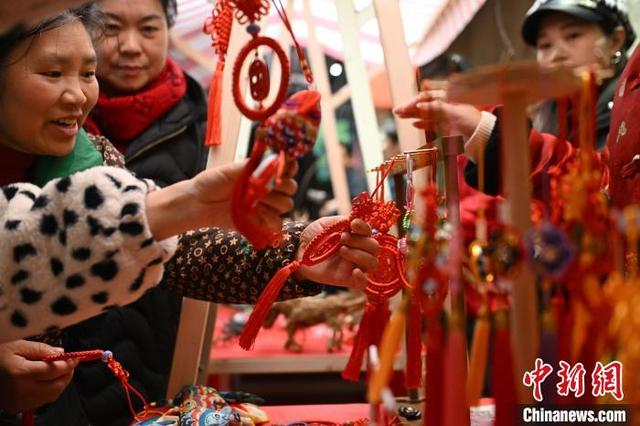 图为市民在活动现场选购中国结。中新社记者 何蓬磊 摄