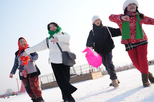 1月23日，游客和山里各庄的村民演员们扭起秧歌。 澎湃新闻记者 王珏玮 图