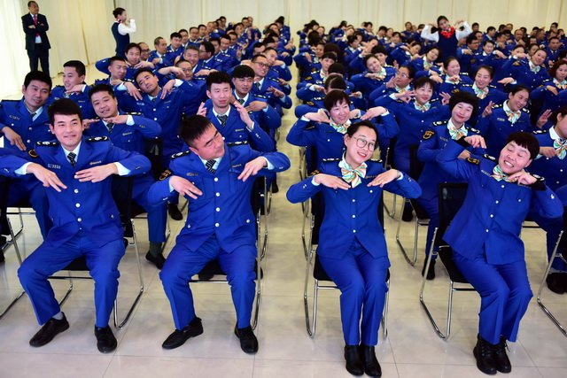 图为山西临汾公交对司乘人员进行“空乘化”优质服务培训。摄影/章轲