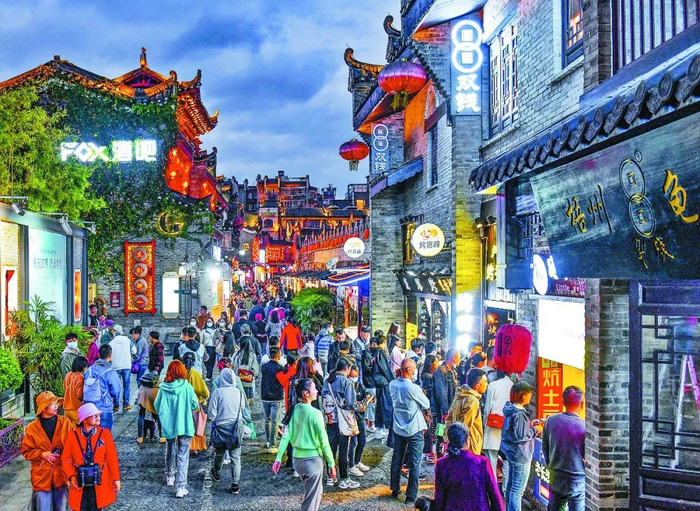 繁华的东西巷。王战飞 摄