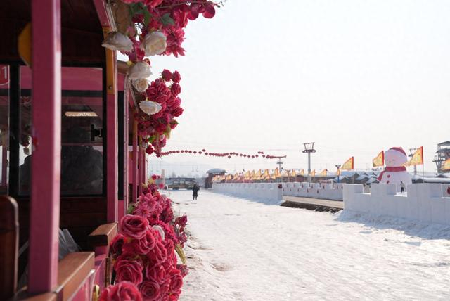 小火车开往山里各庄，路过一个大雪人。 澎湃新闻记者 王珏玮 图