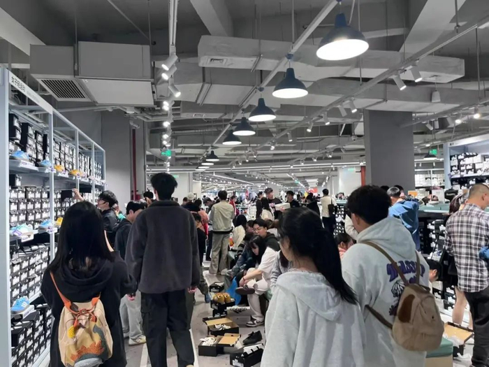 顾客在试穿区试穿鞋子