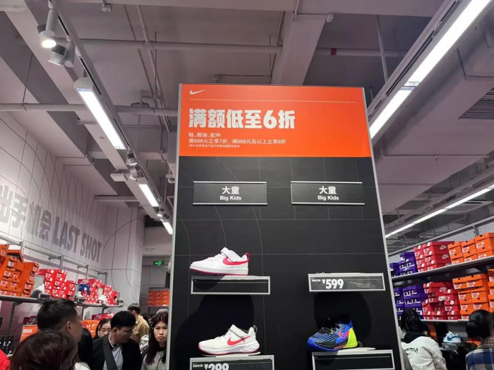 促销信息被明明白白地展示在货架上，不少顾客直呼“划算”