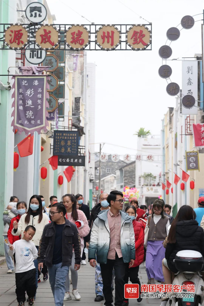 资料图：中山路骑楼街游人如织。广西云-南国早报记者 邹财麟 摄