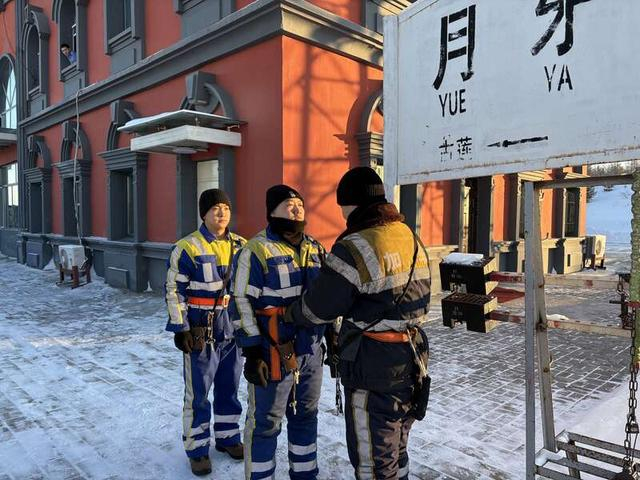 工作前，调车长侯晓野检查两名连结员的着装和装备。中青报·中青网见习记者 杨雷/摄