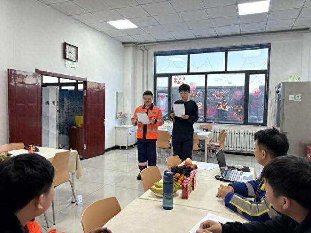 月牙湖站的小伙子们正在排练节目。中青报·中青网见习记者 杨雷/摄