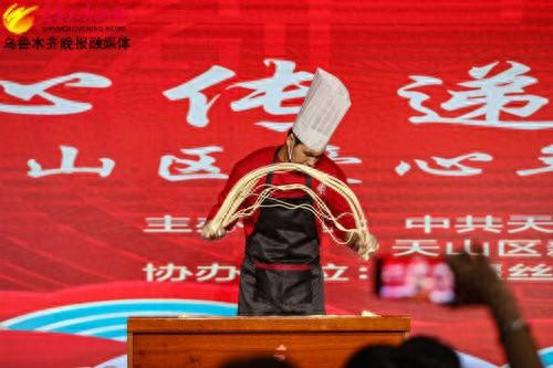 　　现场厨师表演花式拉面。记者米热扎提·木塔力甫摄