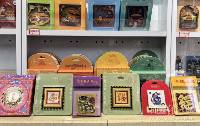 今年中国邮政还推出了蛇系列冰箱贴，这些冰箱贴也是店里近期销售的爆款。