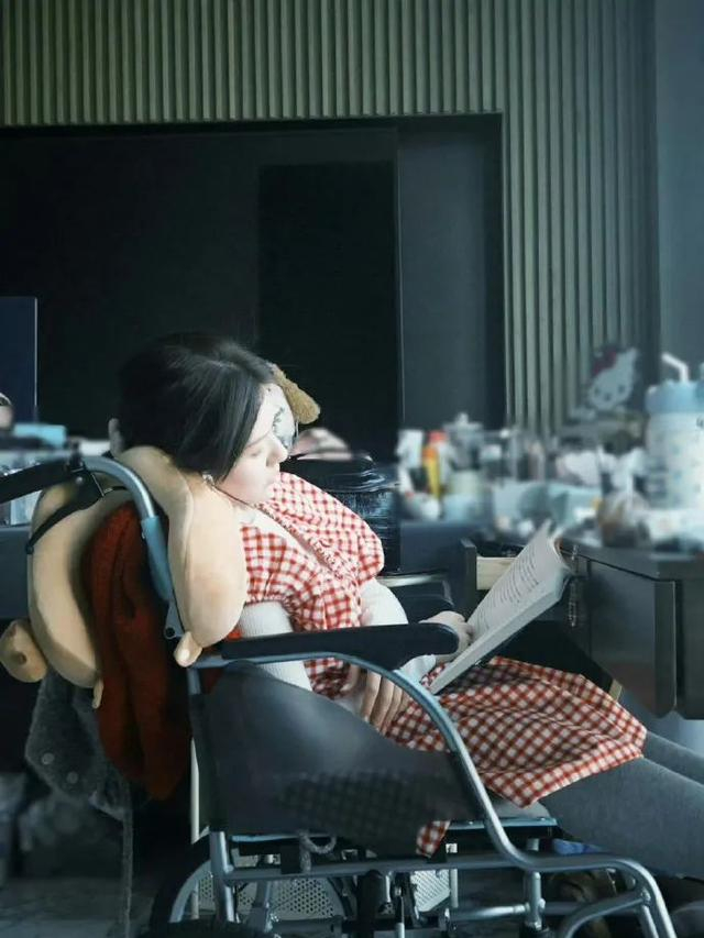 康复训练中的赵露思 图源：微博