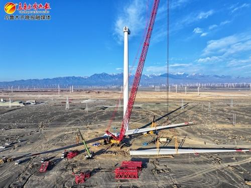 　　1月20日，在新疆华冉达坂城风电厂，工作人员正在组装叶轮。资料图片