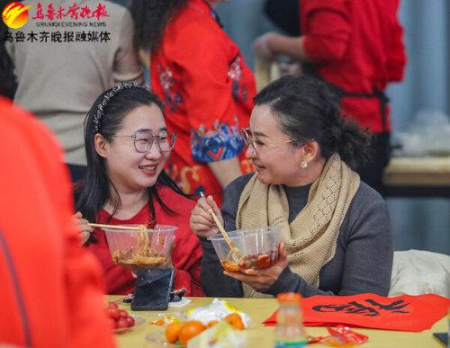 　　各族群众一起品尝美食。记者米热扎提·木塔力甫摄