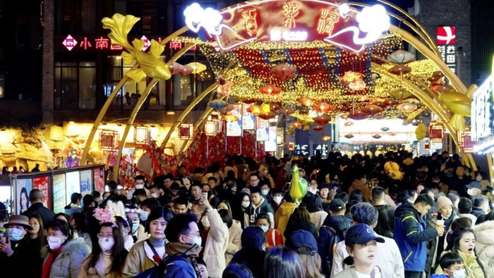 春节期间，阳朔益田西街灯光璀璨，游人络绎不绝。莫艳兰 摄