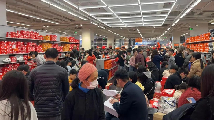 鞋子试穿区坐满了顾客