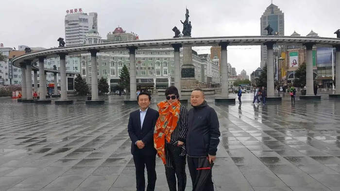 陈枰和呼和巴特尔在哈尔滨采访案件主办人员，左为呼和巴特尔，中为陈枰，右为许建国/图源受访者