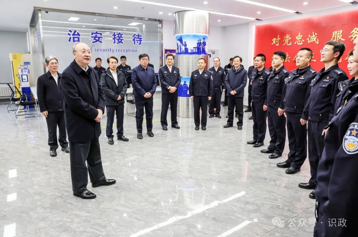 来到朝外大街派出所看望慰问公安民警