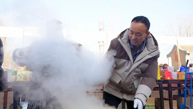 55岁的王世明现场蒸做白芽玉米面窝窝头。郭恩桥摄