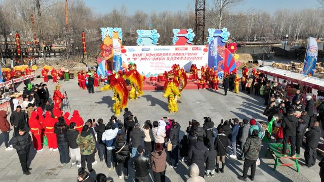 易县第三届乡村旅游美食节暨消费帮扶产销对接活动现场，县级非遗北邵舞狮吸引众多游客观赏。王斌摄