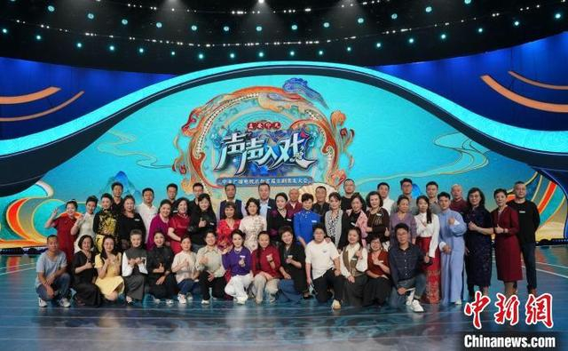 48 位票友在录制现场合影。 节目组供图