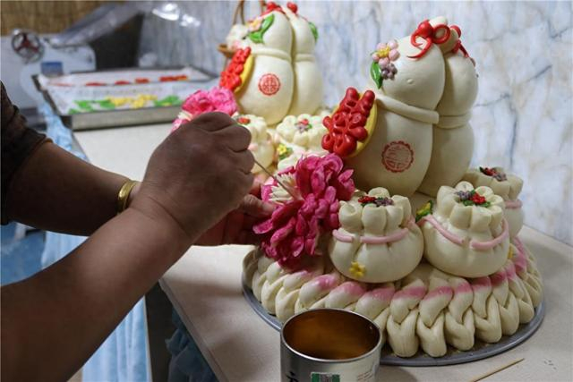 刘洪禖正在为婚宴制作花馍。乔舒央 摄
