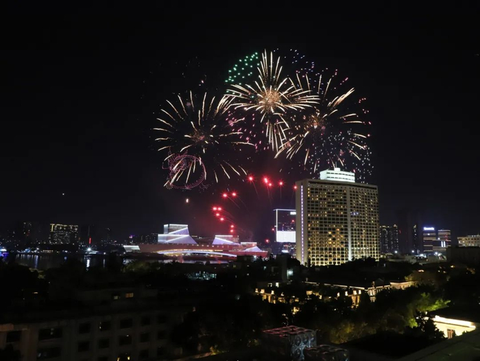 广东胜利宾馆朝向白鹅潭的房间被抢购一空，图为去年的烟花汇演。