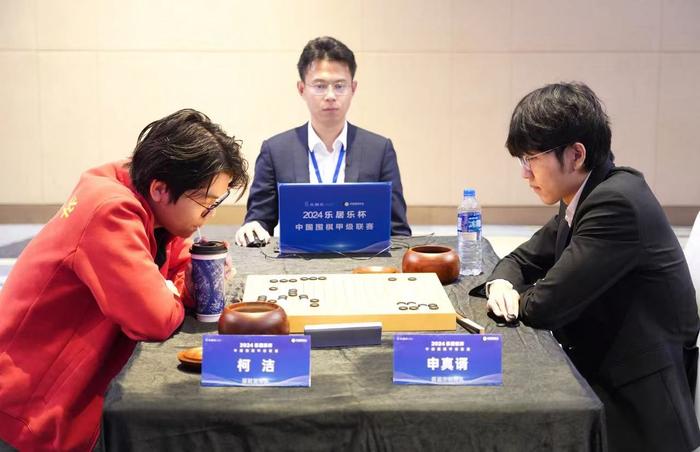 柯潔對陣申真谞。