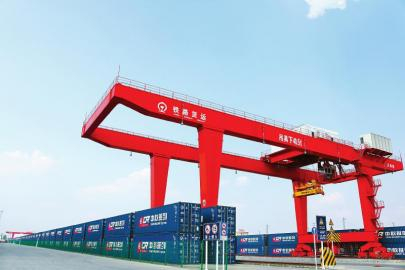 　　德阳国际铁路物流港全面融入德阳经开区。
