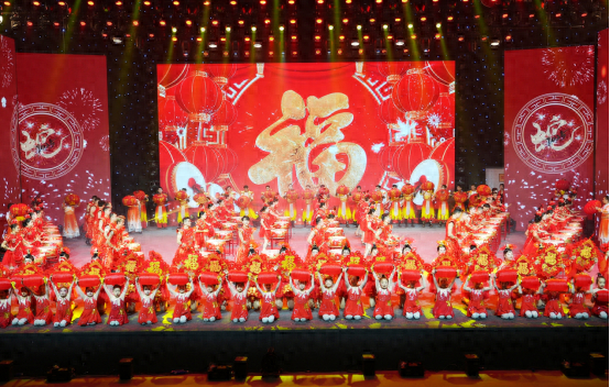 （新疆阿克苏市2025年迎新春文艺晚会精彩上演 王旭 摄）