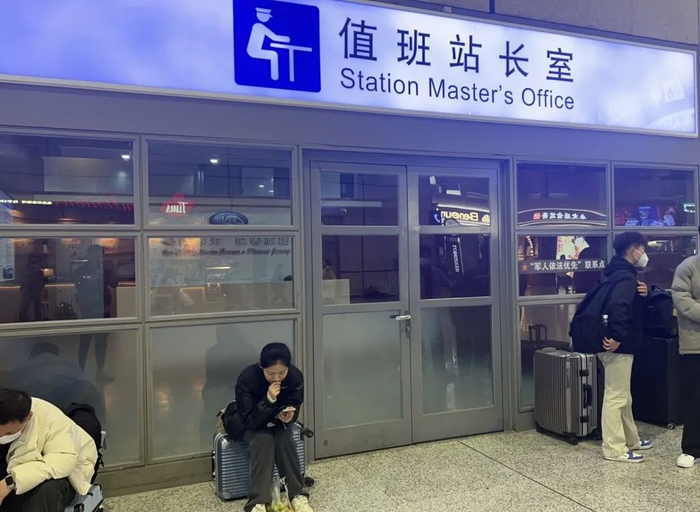 1月24日22时许，上海虹桥火车站，乔影坐在值班站长室前。
