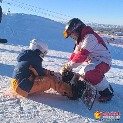 　　赵辉东正在教学，帮助学员穿戴滑雪装备。受访者供图