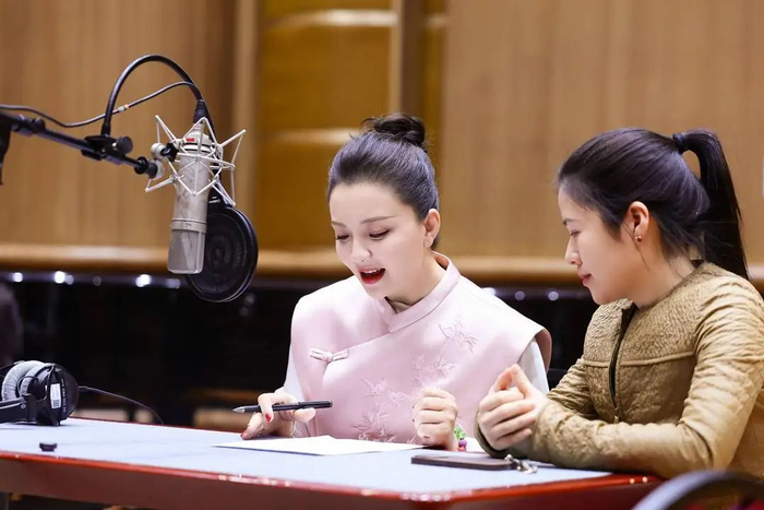 孙茜与导演王菲探讨解说风格