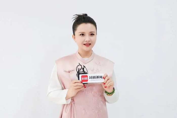 孙茜接受封面新闻记者采访