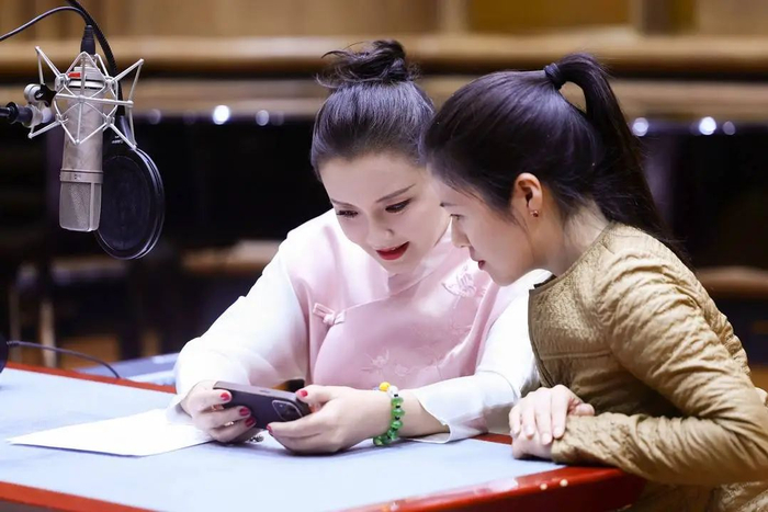 准备过程中，孙茜与导演王菲认真观看节目视频