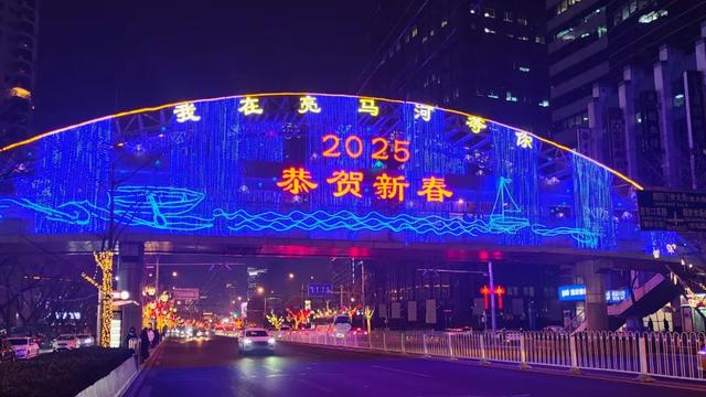 丰联广场北侧过街天桥装饰以亮马河为主题。朝阳区城管委供图