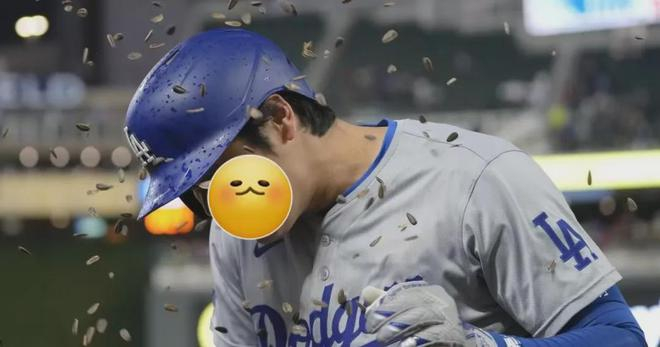 大谷翔平打出本垒打后的庆祝；图片来源：Los Angeles Times