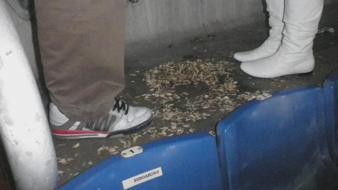 足球场边观众席被留下的瓜子皮；图片来源：Adam's Travels