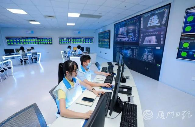 △友达光电智能中控室。图源：厦门日报