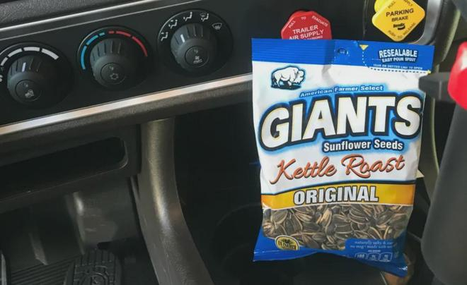 GIANT瓜子宣传，瓜子背后是驾驶室；图片来源：GIANT