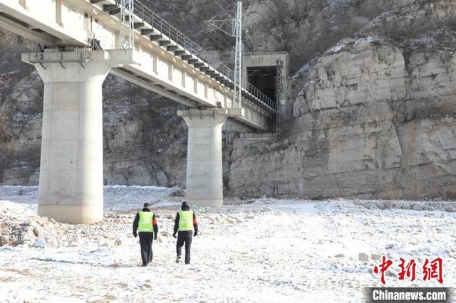 图为石家庄铁路公安处井陉站派出所民警雪后翻山越岭排查石太铁路线路隐患。 林峰 摄
