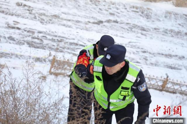 图为石家庄铁路公安处井陉站派出所民警雪后翻山越岭排查石太铁路线路隐患。 林峰 摄